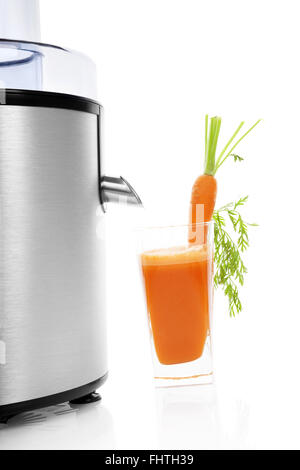 Entsafter und frischen Karottensaft isoliert. Stockfoto