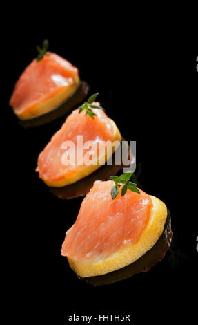 Lachs mit Zitronenscheiben. Stockfoto