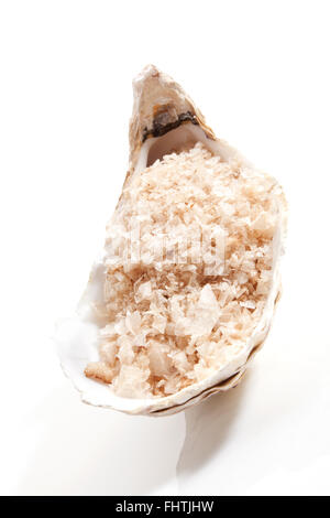Salz in der Muschel isoliert auf weiss. Stockfoto