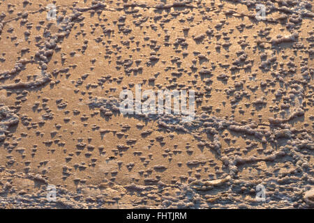 Schöne Textur erstellt durch die Salzkristalle Form in den Prozess der natürlichen Verdunstung von Meerwasser. Stockfoto
