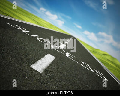 Asphaltstraße mit Pfeil und Erfolg Text gegen blauen Himmel. Stockfoto