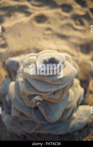 Draufsicht der flachen Kieselsteinen ausgewogen auf der jeweils anderen am Strand. Stockfoto