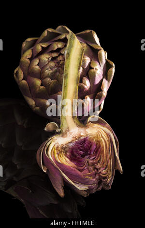 Frische Artischocken. Stockfoto
