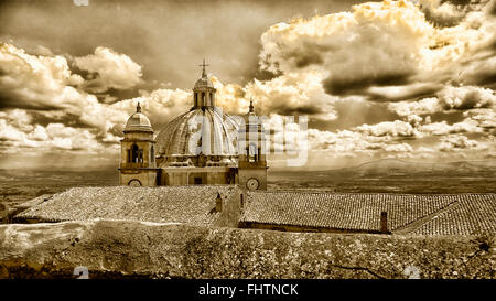 Kathedrale und Wolken Montefiascone, Lazio Stockfoto