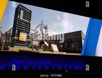 Zürich, Schweiz. 26. Februar 2016. Das Podium wird während der außerordentlichen FIFA-Kongress 2016 im Hallenstadion in Zürich, Schweiz, 26. Februar 2016 gesehen. Außergewöhnliche FIFA-Kongress findet statt, um die Vorschläge zur Änderung der FIFA-Statuten abstimmen und wählen die neue FIFA-Präsident. Foto: Patrick Seeger/Dpa/Alamy Live News Stockfoto