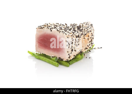 Gegrilltes Thunfischsteak isoliert auf weiss. Stockfoto