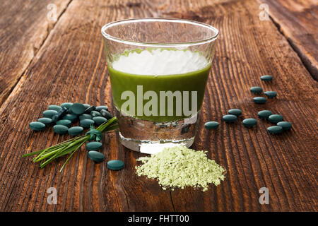 Spirulina, Chlorella, Gerste und Weizengras. Stockfoto