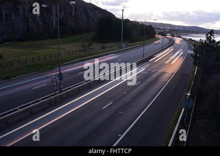 A55 North Wales Coast Road mit Licht Routen von vorbeifahrenden Fahrzeugen. Stockfoto