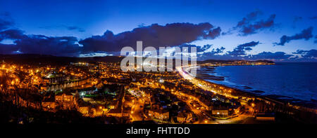 Lichtspuren von Fahrzeugen, die auf der Durchreise Colwyn Bay entlang der A55 North Wales Coast Road. Stockfoto