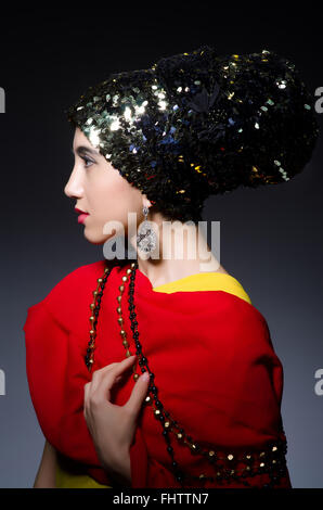 Frau in Modekonzept in dunklen studio Stockfoto