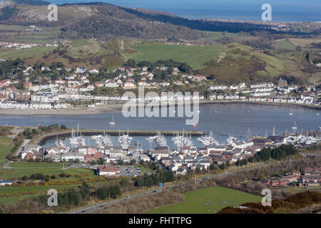 Conwy Marina mit der Stadt Deganwy auf der gegenüberliegenden Seite des Flusses Conway. Stockfoto