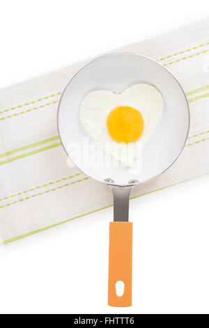Spiegelei in Herzform auf Pfanne, Ansicht von oben. Stockfoto
