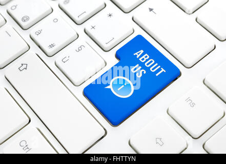 Über uns eingeben Geschäftskonzept, blaue Taste auf weiße Tastatur Stockfoto