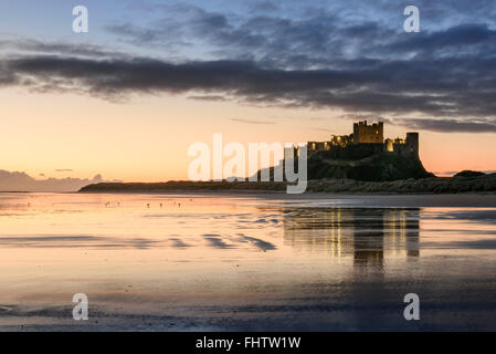 Bamburgh Castle und Strand in Northumberland an der Dämmerung Stockfoto