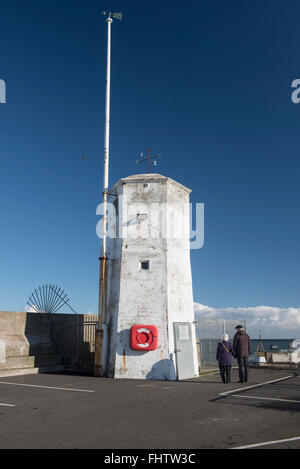 Älteres Ehepaar mit Blick auf Meer Stockfoto