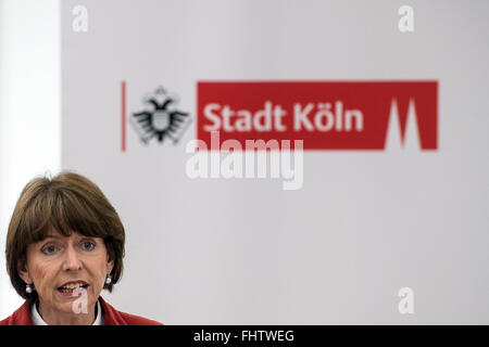 Köln, Deutschland. 26. Februar 2016. Der Bürgermeister von Henriette Reker spricht während einer Pressekonferenz in Köln, 26. Februar 2016. Reker gab eine Erklärung über ihre ersten 100 Tage des Büros. Foto: Federico Gambarini/Dpa/Alamy Live News Stockfoto