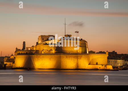 Morgendämmerung am Fort St. Angelo, Il-Birgu, Malta. Stockfoto