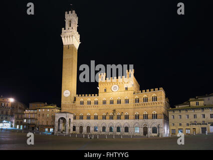 Siena Wahrzeichen Nacht Foto. Die Piazza del Campo, Torre del Mangia Turm und Palazzo Pubblico Gebäude. Toskana, Italien Stockfoto