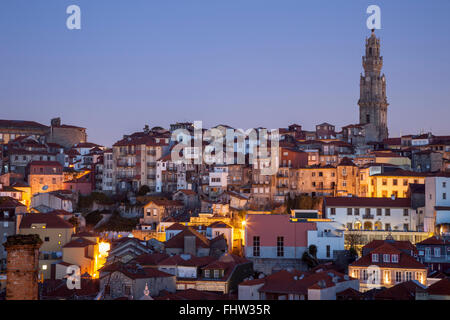 Dämmerung in der Altstadt von Porto, Portugal. Torre dos Clérigos dominiert die Skyline. Stockfoto