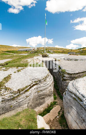 Graben in den Fels aus dem ersten Weltkrieg befindet sich in den italienischen Alpen gegraben. Stockfoto