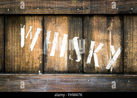 Detail einer alten Holzkiste mit Flaschen Whiskey. Stockfoto