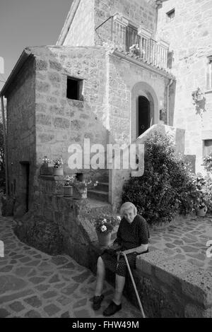Großmutter in Civita di Bagnoregio Stockfoto