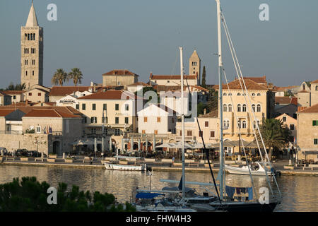 Rab, Kroatien - 9. August 2015: Blick auf die Altstadt von Rab, kroatischen Urlaubsort, berühmt für seine vier Glockentürme. Stockfoto