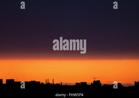 Sonnenuntergang über der Stadt. Gedreht in Minsk, Weißrussland. Dieses Stadtbild umfasst viele Arten von Gebäuden ähnlich wie jede Stadt der Welt Stockfoto