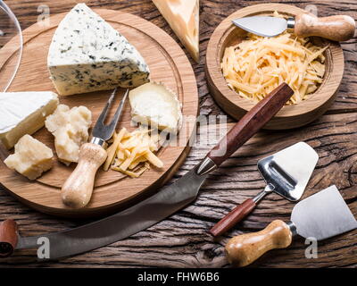 Verschiedene Käsesorten auf einem Holzbrett. Stockfoto