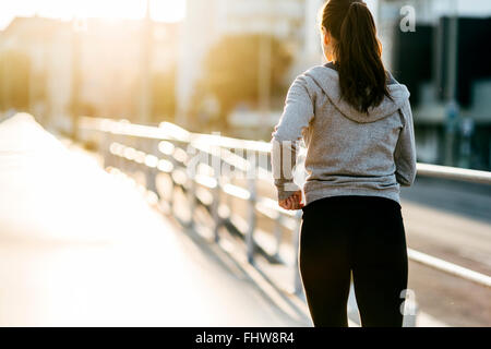 Schöne weibliche Joggen in der Stadt und ihren Körper in Form halten Stockfoto