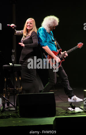 Mailand Italien. 25. Februar 2016. Die legendäre Gitarrist von Queen, BRIAN MAY und die amerikanische Schauspielerin und Sängerin KERRY ELLIS führt live auf der Bühne am Teatro Degli Arcimboldi während der "One Voice The Tour 2016" Credit: Rodolfo weitertransferiert/Alamy Live News Stockfoto