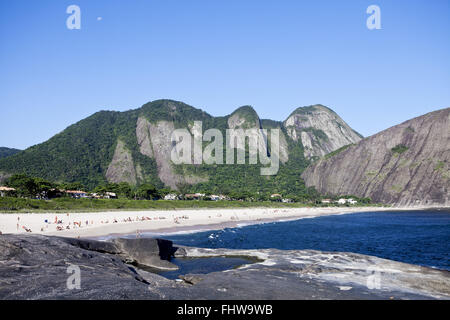 Landschaft Itacoatiara Strand mit der Sierra Tiririca State Park im Hintergrund - ozeanische region Stockfoto