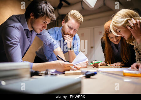 Gruppe von kreativen brainstorming und arbeitet an einem Projekt Stockfoto