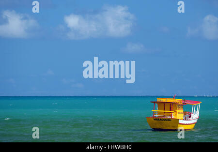 Touristenboot auf Meer Strand von Maragogi - Küste von Alagoas Stockfoto