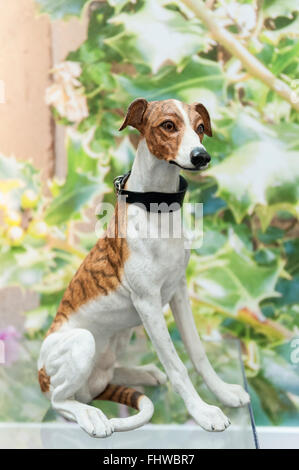 London, UK.  26. Februar 2016. Eine Statue eines Hundes.  Immobilien aus der persönlichen Sammlung von Deborah, Duchess of Devonshire (1920 – 2014), wird zum Verkauf bei Sothebys am 2. März, der jüngste der Mitford Schwestern angeboten werden, die Herzogin Chatelaine von Chatsworth House, eines der größten Herrenhäuser Englands und das Herzstück des britischen ländlichen, kulturellen und politischen Lebens war.  Der Erlös der Elemente in der eklektische Ansammlung sollen £500.000 bis 700.000 £ zu realisieren. Bildnachweis: Stephen Chung / Alamy Live News Stockfoto