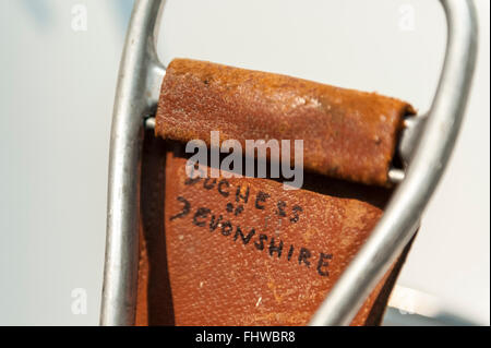 London, UK.  26. Februar 2016. Shooting-Sticks auf dem Display.  Immobilien aus der persönlichen Sammlung von Deborah, Duchess of Devonshire (1920 – 2014), wird zum Verkauf bei Sothebys am 2. März, der jüngste der Mitford Schwestern angeboten werden, die Herzogin Chatelaine von Chatsworth House, eines der größten Herrenhäuser Englands und das Herzstück des britischen ländlichen, kulturellen und politischen Lebens war.  Der Erlös der Elemente in der eklektische Ansammlung sollen £500.000 bis 700.000 £ zu realisieren. Bildnachweis: Stephen Chung / Alamy Live News Stockfoto