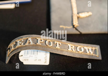 London, UK.  26. Februar 2016. Ein Diamant-Brosche auf dem Display.  Immobilien aus der persönlichen Sammlung von Deborah, Duchess of Devonshire (1920 – 2014), wird zum Verkauf bei Sothebys am 2. März, der jüngste der Mitford Schwestern angeboten werden, die Herzogin Chatelaine von Chatsworth House, eines der größten Herrenhäuser Englands und das Herzstück des britischen ländlichen, kulturellen und politischen Lebens war.  Der Erlös der Elemente in der eklektische Ansammlung sollen £500.000 bis 700.000 £ zu realisieren. Bildnachweis: Stephen Chung / Alamy Live News Stockfoto