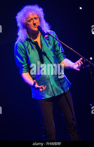 Mailand Italien. 25. Februar 2016. Die legendäre Gitarrist von Queen, BRIAN MAY und die amerikanische Schauspielerin und Sängerin KERRY ELLIS führt live auf der Bühne am Teatro Degli Arcimboldi während der "One Voice The Tour 2016" Credit: Rodolfo weitertransferiert/Alamy Live News Stockfoto