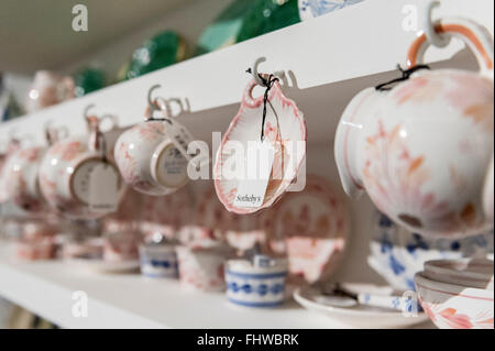 London, UK.  26. Februar 2016. Geschirr auf dem Display.  Immobilien aus der persönlichen Sammlung von Deborah, Duchess of Devonshire (1920 – 2014), wird zum Verkauf bei Sothebys am 2. März, der jüngste der Mitford Schwestern angeboten werden, die Herzogin Chatelaine von Chatsworth House, eines der größten Herrenhäuser Englands und das Herzstück des britischen ländlichen, kulturellen und politischen Lebens war.  Der Erlös der Elemente in der eklektische Ansammlung sollen £500.000 bis 700.000 £ zu realisieren. Bildnachweis: Stephen Chung / Alamy Live News Stockfoto