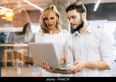 Unternehmen Mitarbeiter neue Ideen zu diskutieren und brainstorming in einem modernen Büro Stockfoto