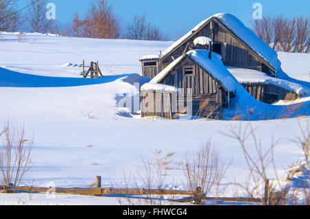 Landschaft des alten Hauses im Dorf im Winter, das alte Haus aufgegeben, Winter, Sibirien, VillageRrussia, aus Holz, aus einem Stockfoto