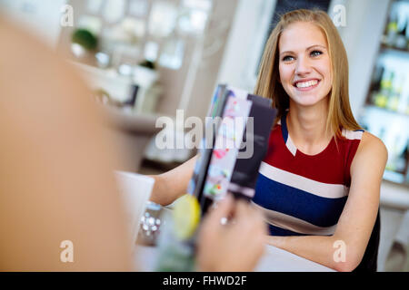 Frauen reden und genießen Sie ihre Getränke im restaurant Stockfoto