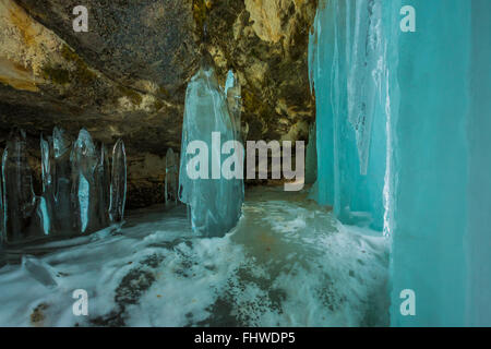 Die schöne Aquamarin Farbe des Eis Vorhänge in dargestellter Felsen-Staatsangehöriger Lakeshore in der oberen Halbinsel von Michigan, USA Stockfoto