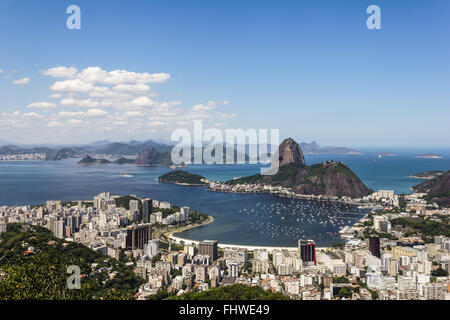 Strand und Bucht von Botafogo in der Guanabara-Bucht mit Pao de Acucar und Morro da Urca im Hintergrund Stockfoto