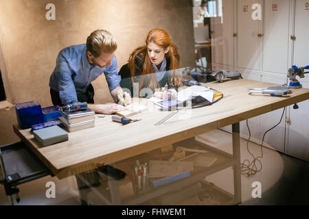 Designer arbeiten in modernen Büros mit Handvoll Werkzeuge Stockfoto