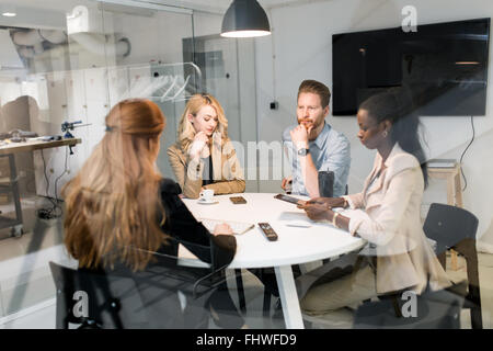 Geschäft Leute Vorstandssitzung in modernen Büro beim Sitzen am runden Tisch Stockfoto