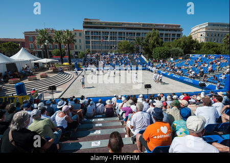 Teilnehmer und Zuschauer bei einem Boules-Turnier auf der Promenade des Anglais in Nizza, Frankreich Stockfoto