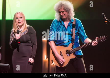 Mailand Italien. 25. Februar 2016. Die legendäre Gitarrist von Queen, BRIAN MAY und die amerikanische Schauspielerin und Sängerin KERRY ELLIS führt live auf der Bühne am Teatro Degli Arcimboldi während der "One Voice The Tour 2016" Credit: Rodolfo weitertransferiert/Alamy Live News Stockfoto