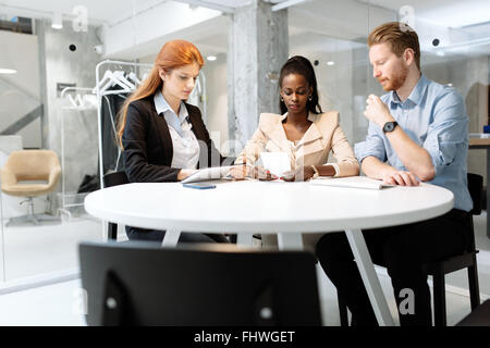 Geschäftsleute treffen am runden Tisch und brainstorming Stockfoto