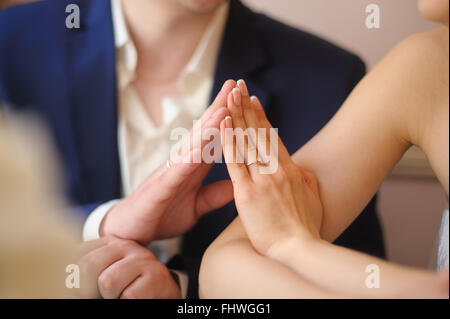 Hände von Frau und Mann berühren einander in Form eines Hauses oder ein Dach. Stockfoto